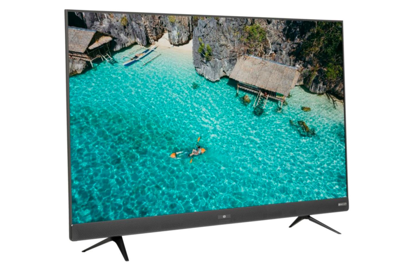 Salon moderne avec télévision 4K murale