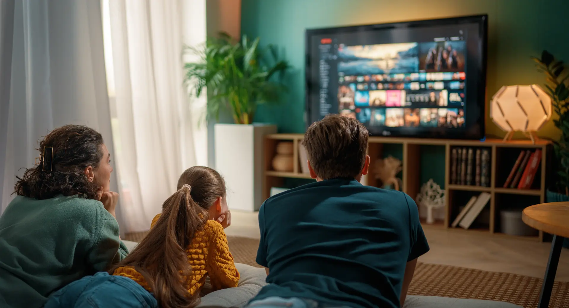 TV 55 pouces installée dans un salon moderne, distance de visionnage optimale