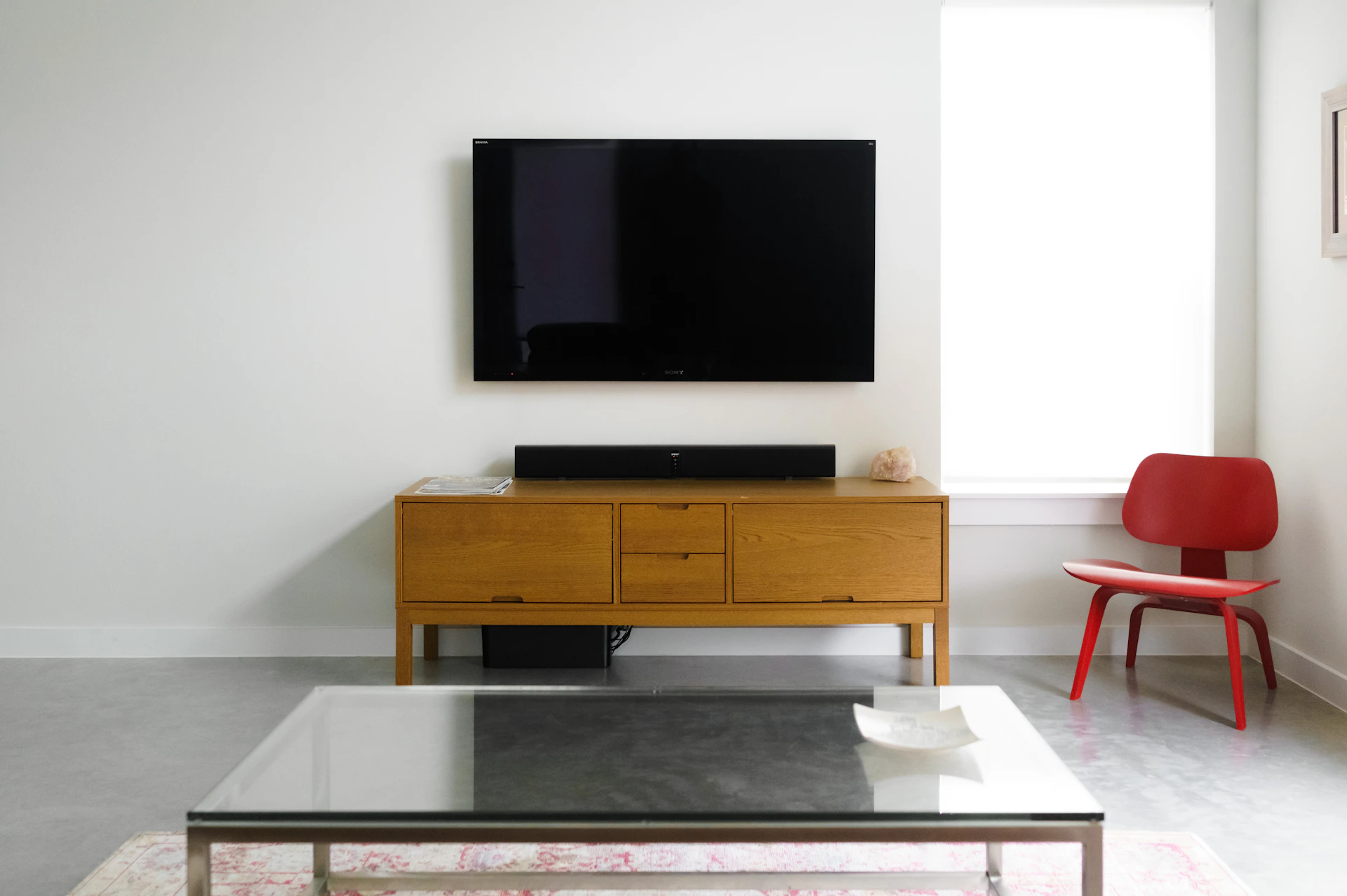 Ambiance cinéma à la maison — canapé devant grand écran OLED