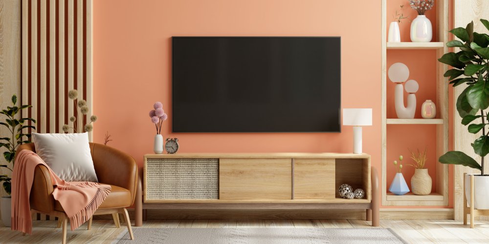 Salon moderne avec grande TV murale allumée