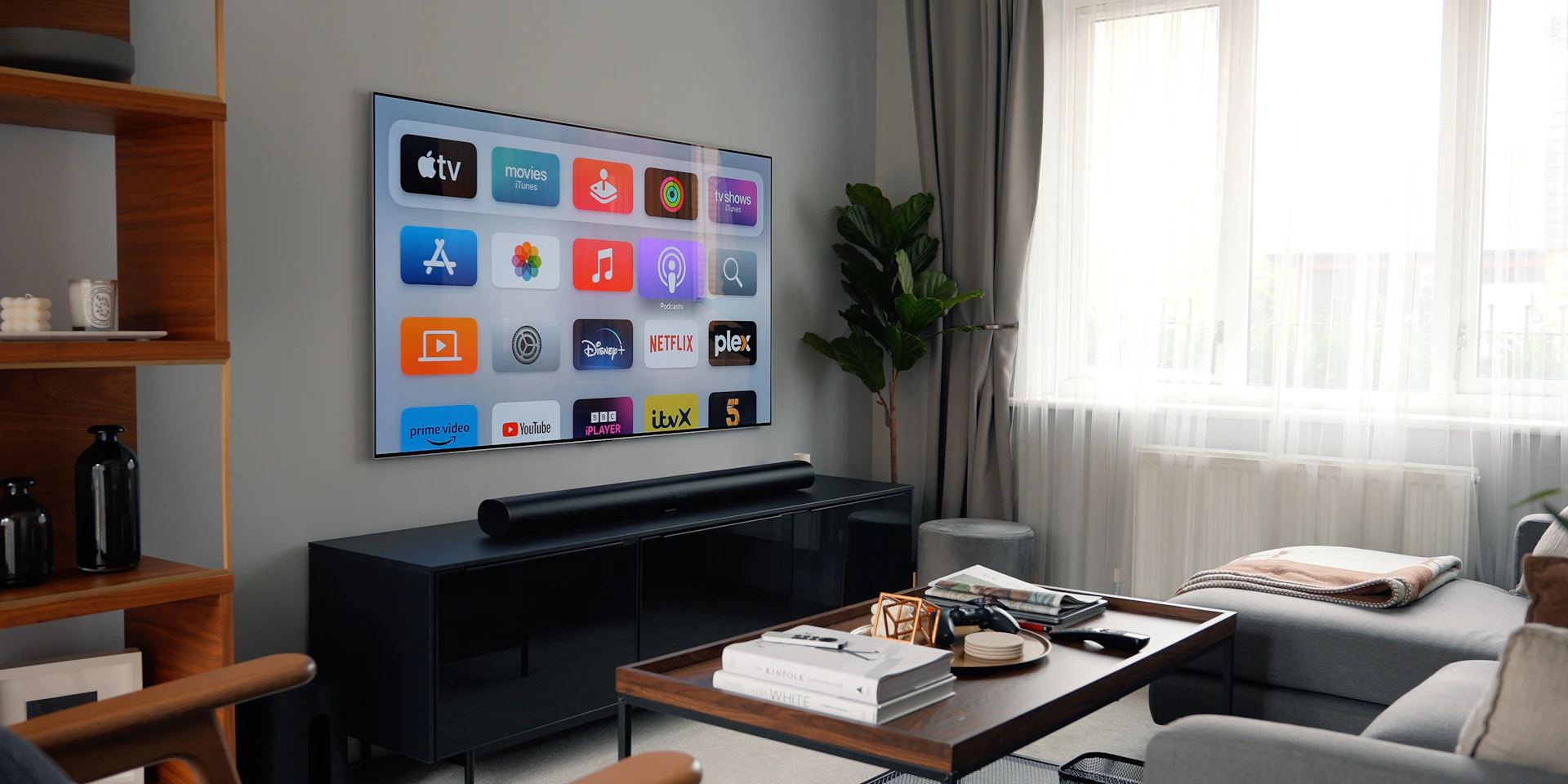 Salon moderne avec TV OLED — Filmmaker Mode activé