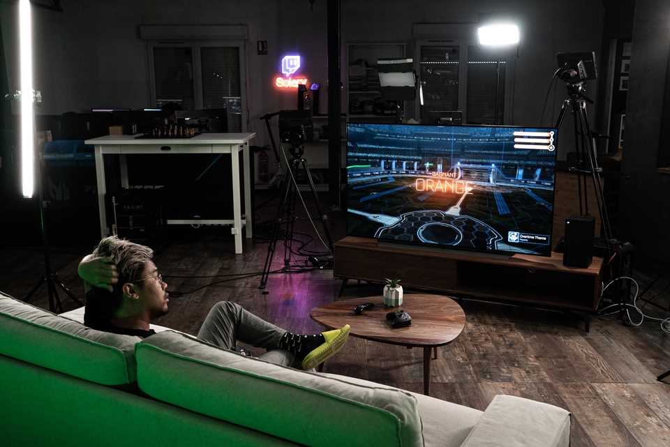 LG OLED gaming lifestyle setup avec manette