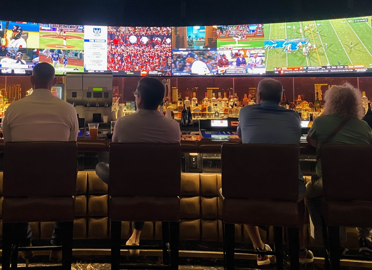 Groupe d'amis au bar regardant un match en direct