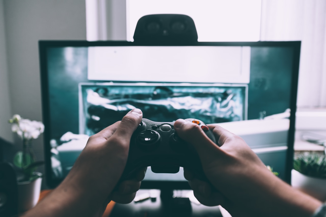 Manette de jeu devant la TV