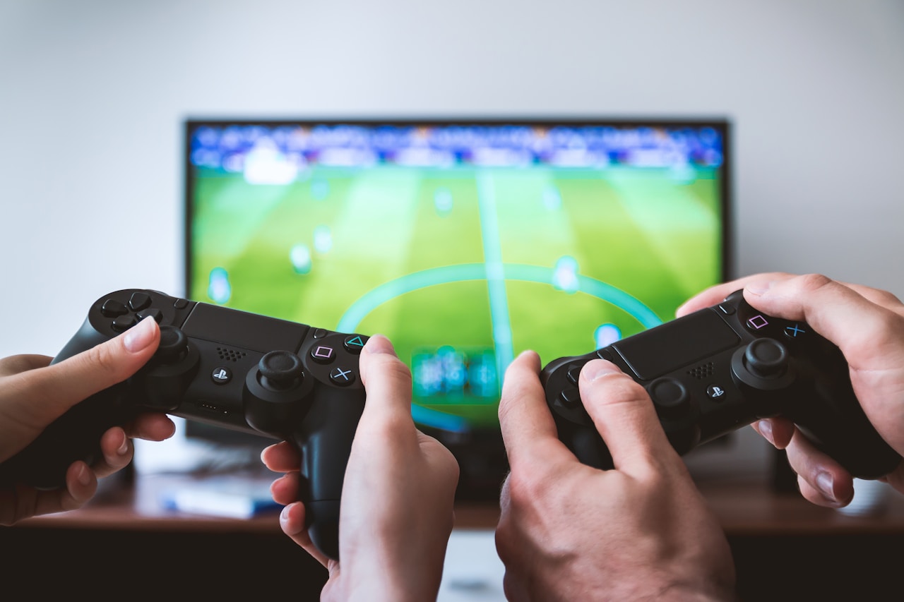 Deux joueurs gaming en coop sur canape