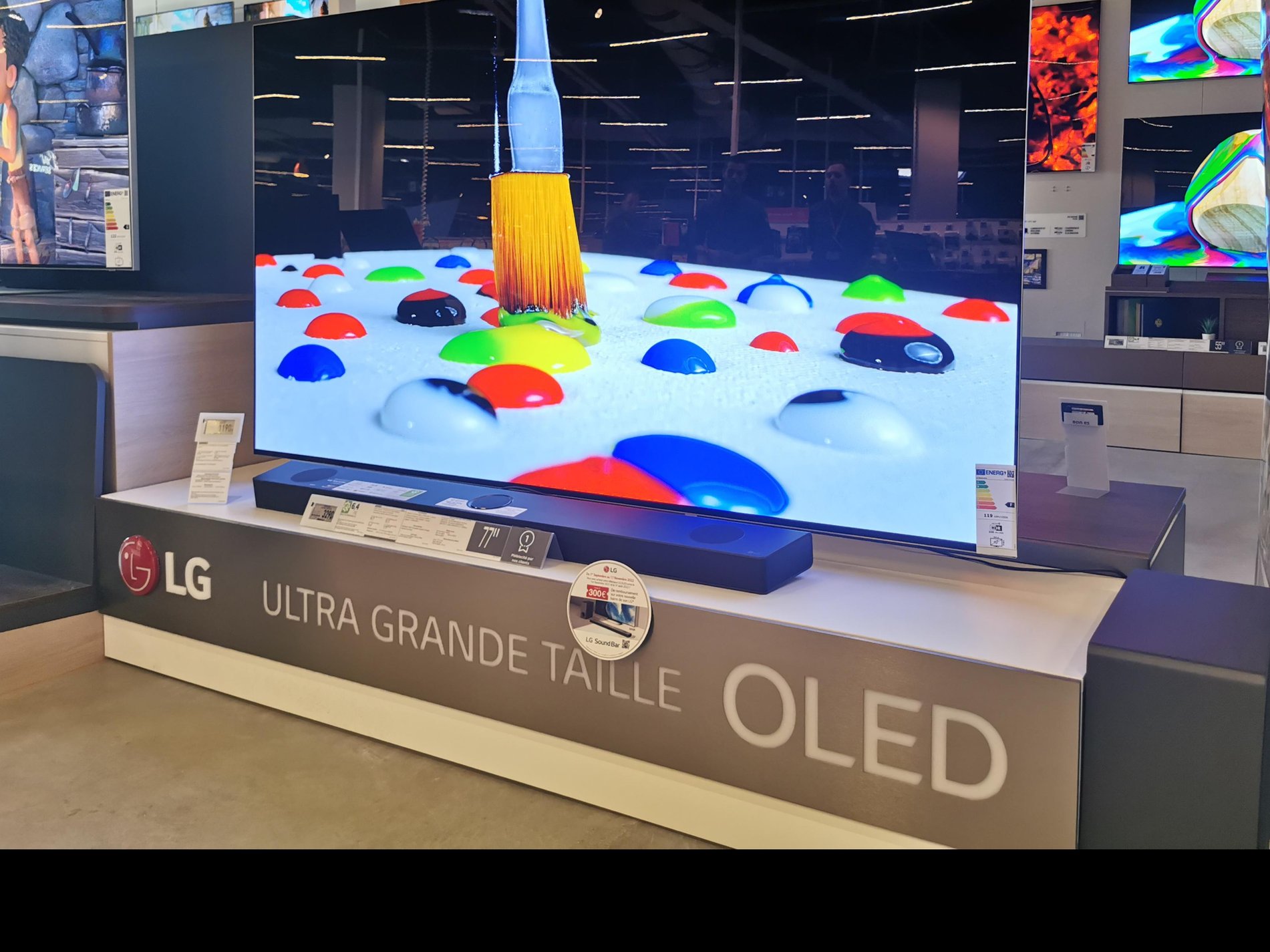 Rayon LG OLED dans un magasin Boulanger — modèles C4, G4 et Z4 côte à côte avec étiquettes de gamme visibles