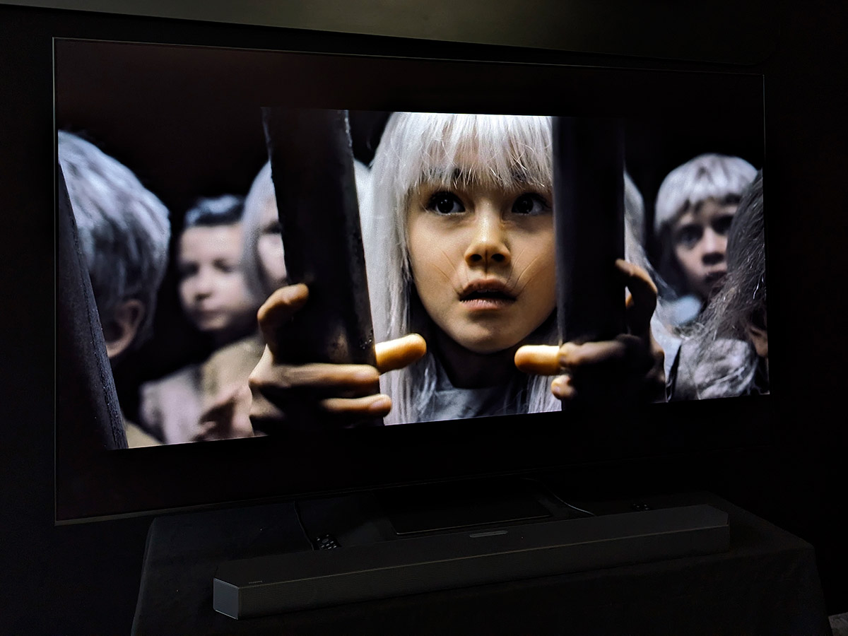 Samsung QLED TV 8K 75 pouces — logo QLED et branding de gamme bien visibles