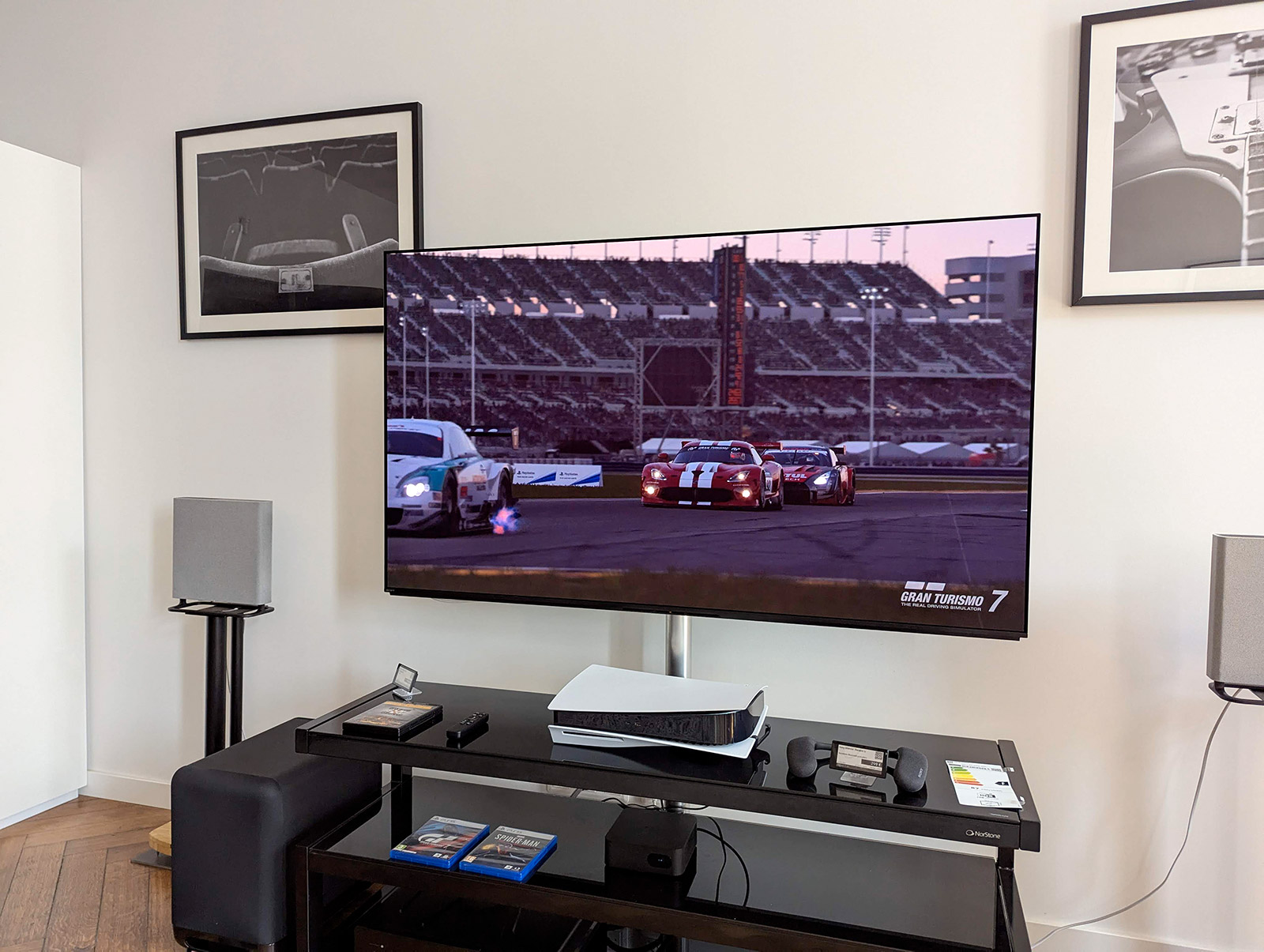 Sony Bravia 8 II OLED 65 pouces installé dans un salon — la TV domine dans un espace lumineux contrairement au projecteur