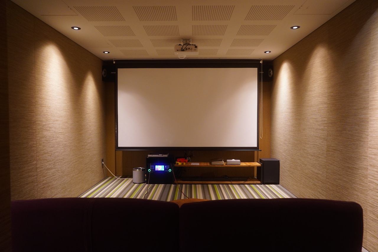 Home theater avec ecran et sieges confortables