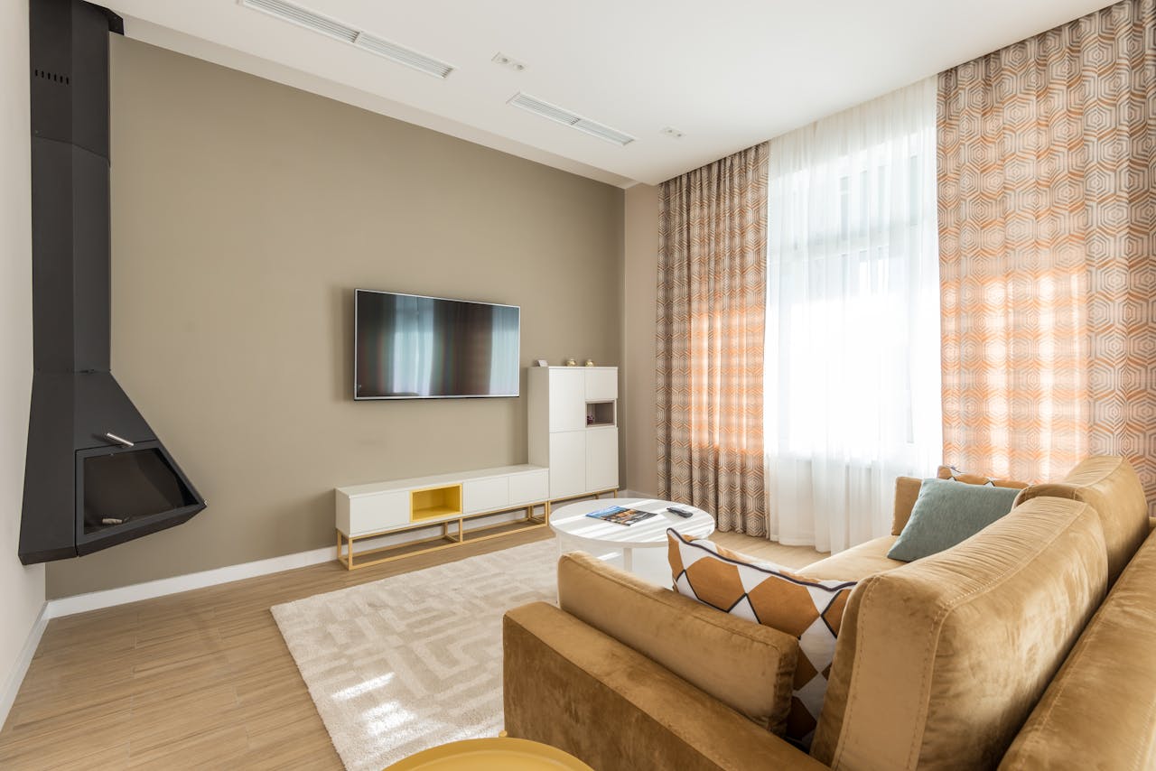 Salon avec TV Philips Ambilight intégrée