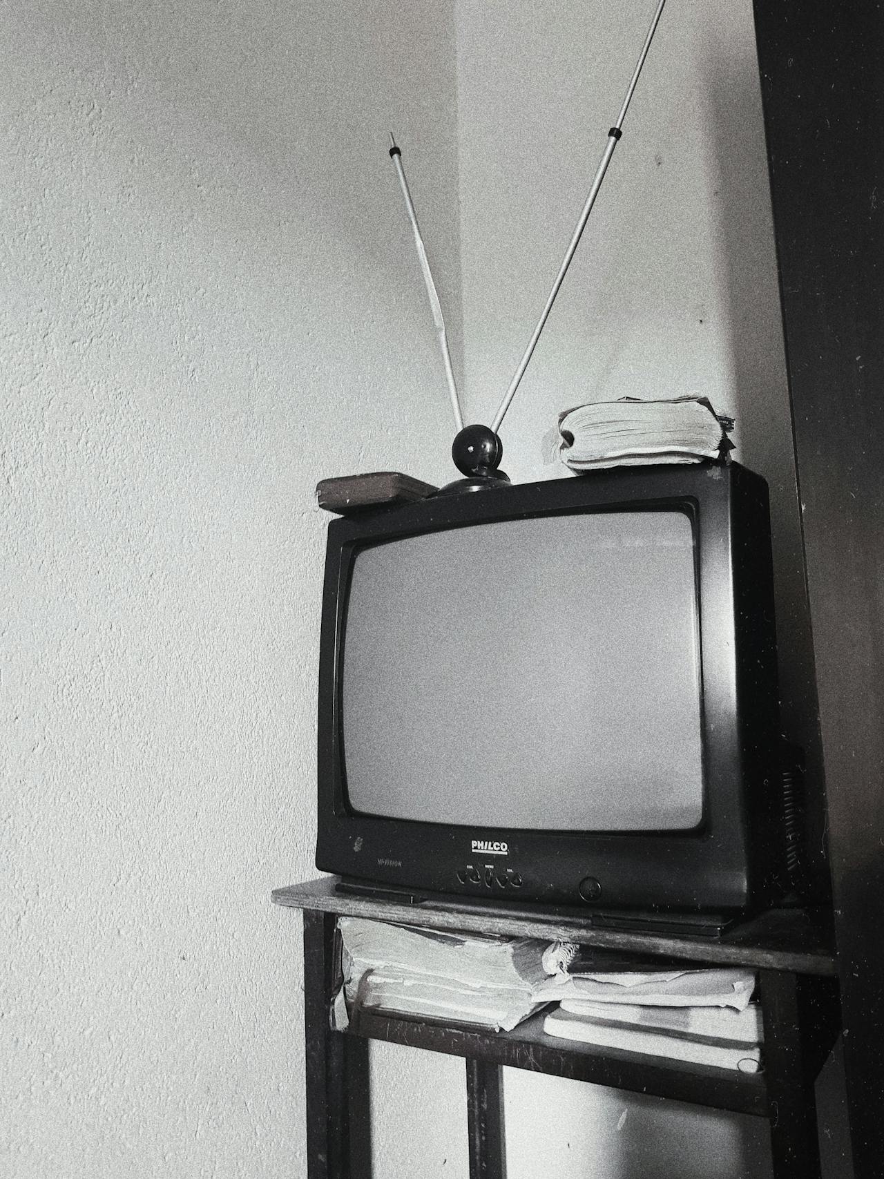 Salon avec grande TV murale