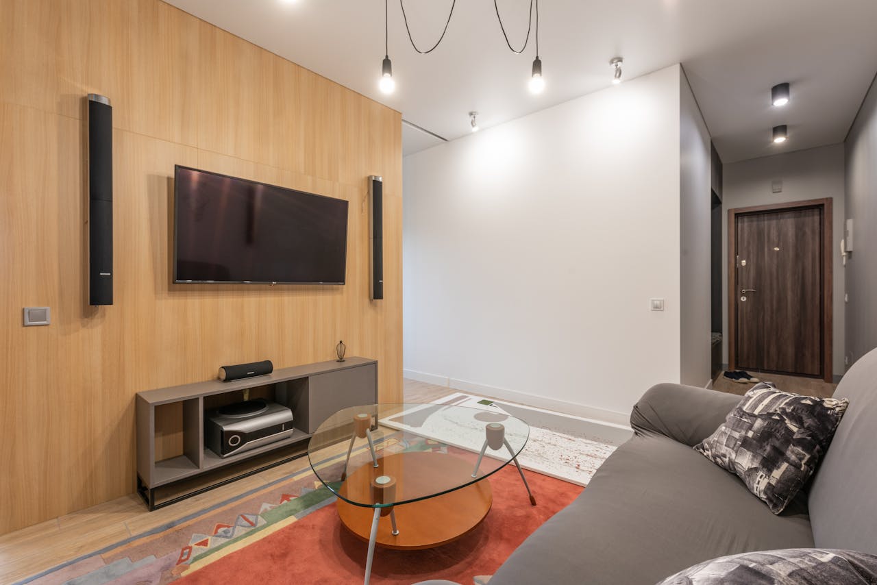 Barre de son sous une TV avec traitement audio IA