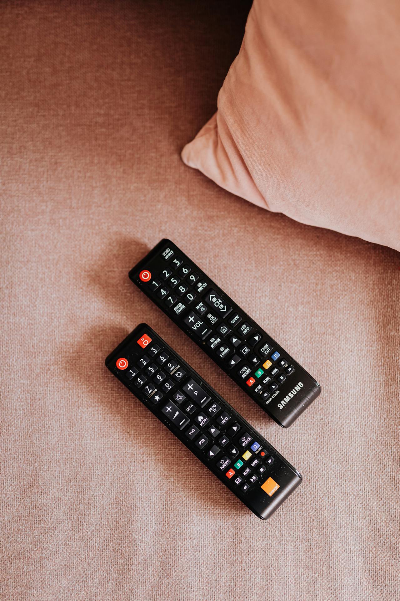 Télécommande sur table basse devant TV en veille
