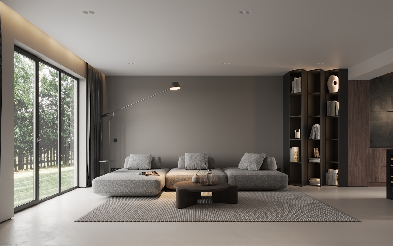 Salon moderne avec grande fenetre et TV