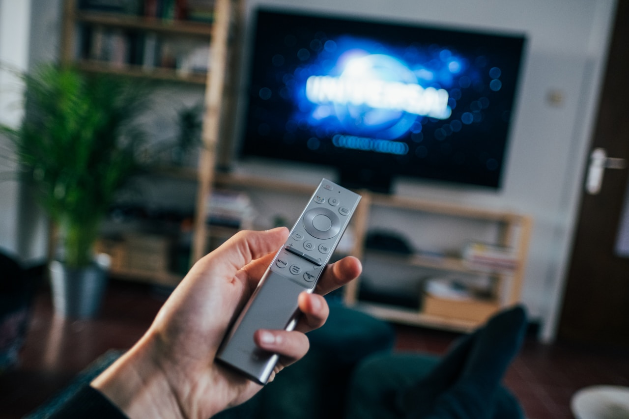 Personne tenant une telecommande grise