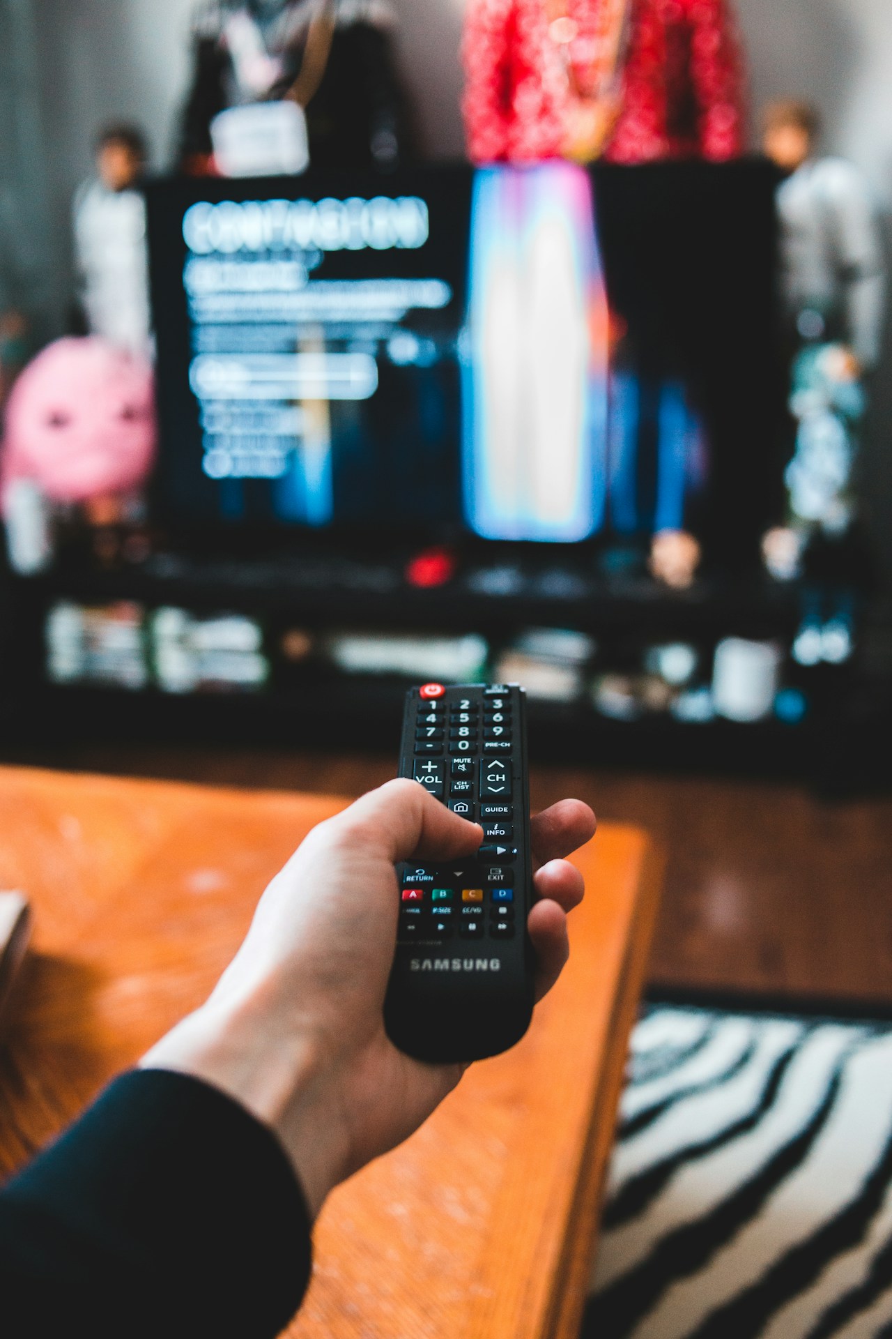 Main tenant une telecommande noire