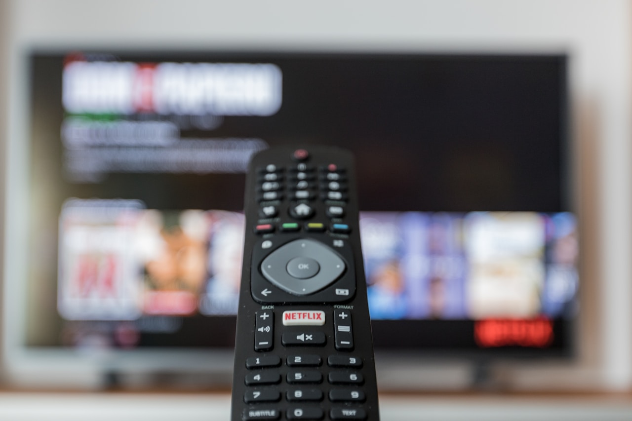 Telecommande posee sur table