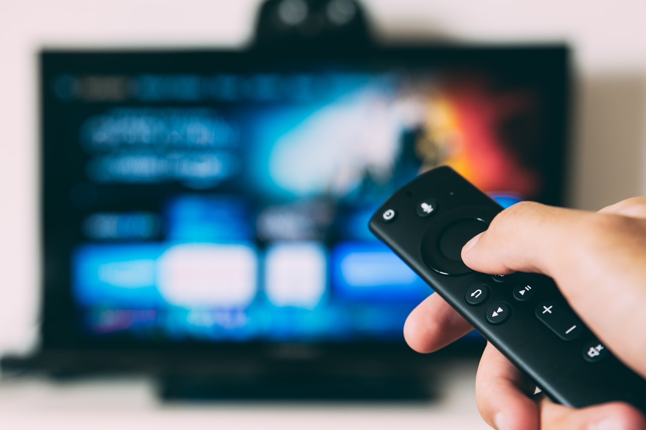 Televiseur allume affichant une image nette