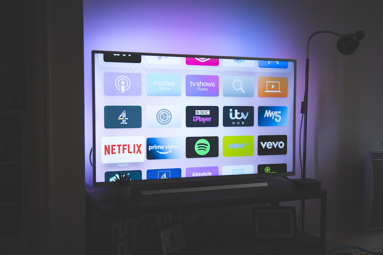 Smart TV affichant une interface utilisateur