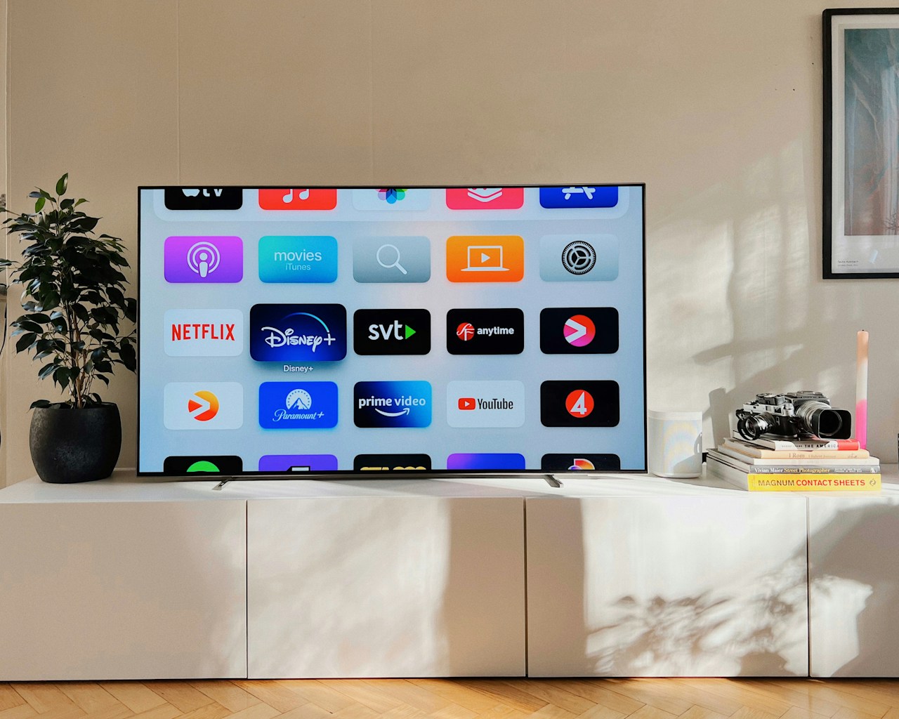 TV sur meuble blanc pour les reglages image