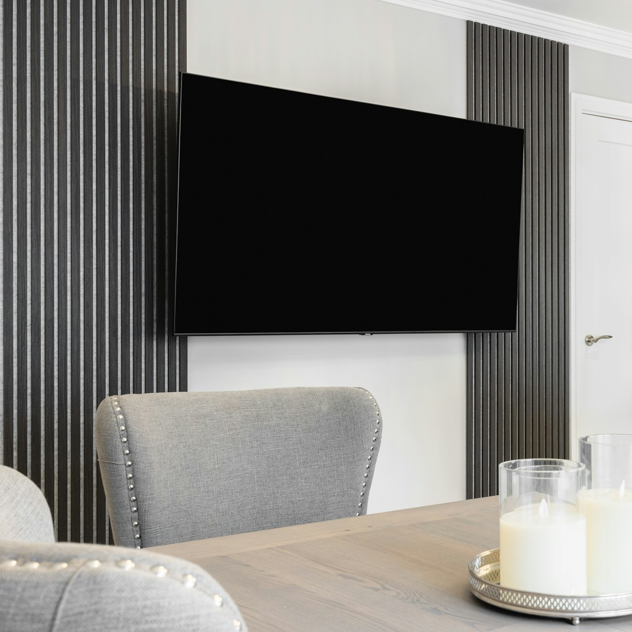 TV montee au mur au-dessus d'une table en bois
