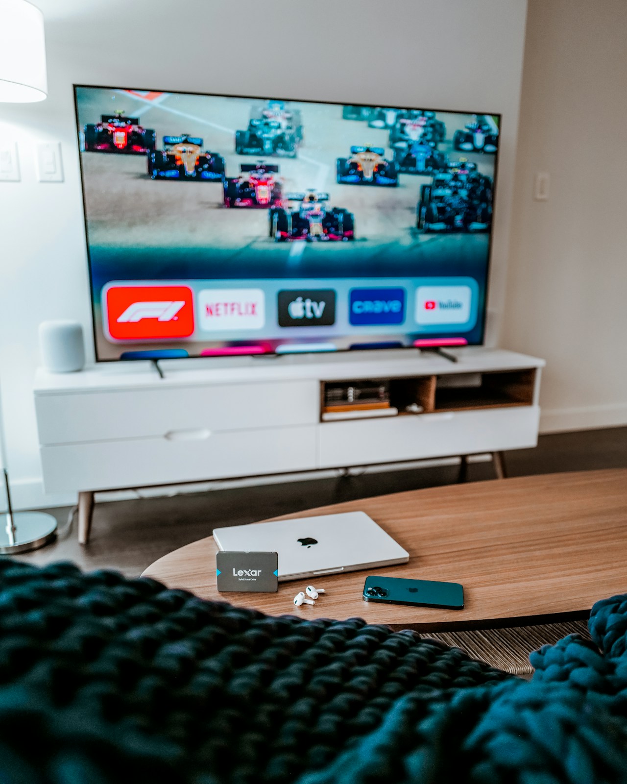 Television posee sur meuble en bois